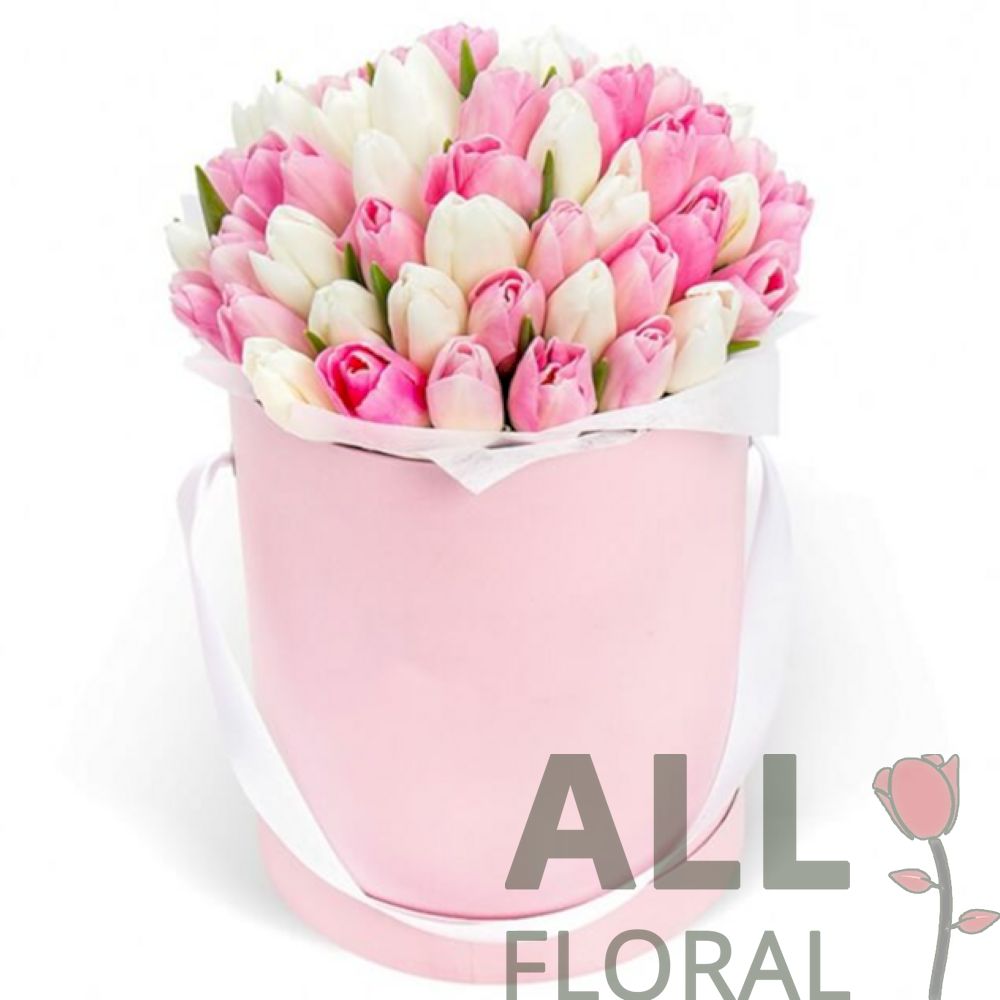 Розовые тюльпаны в шляпной коробке