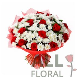 Букет красных роз и белых хризантем